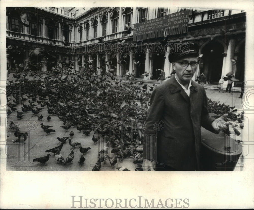 1968 Press Photo Passan Erminio brings dried corn for pigeons in New Orleans-Historic Images