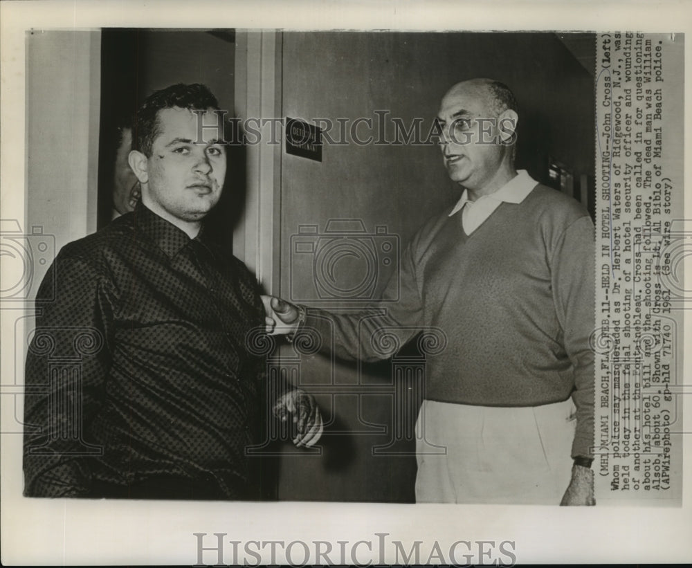 1961 Press Photo Shooting suspect John Cross with Lt. Al Biblo at a Miami hotel - Historic Images