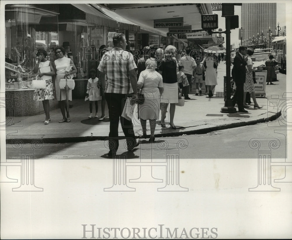 1967 Press Photo Typical crowded street in 1967 New Orleans, Louisiana. - Historic Images