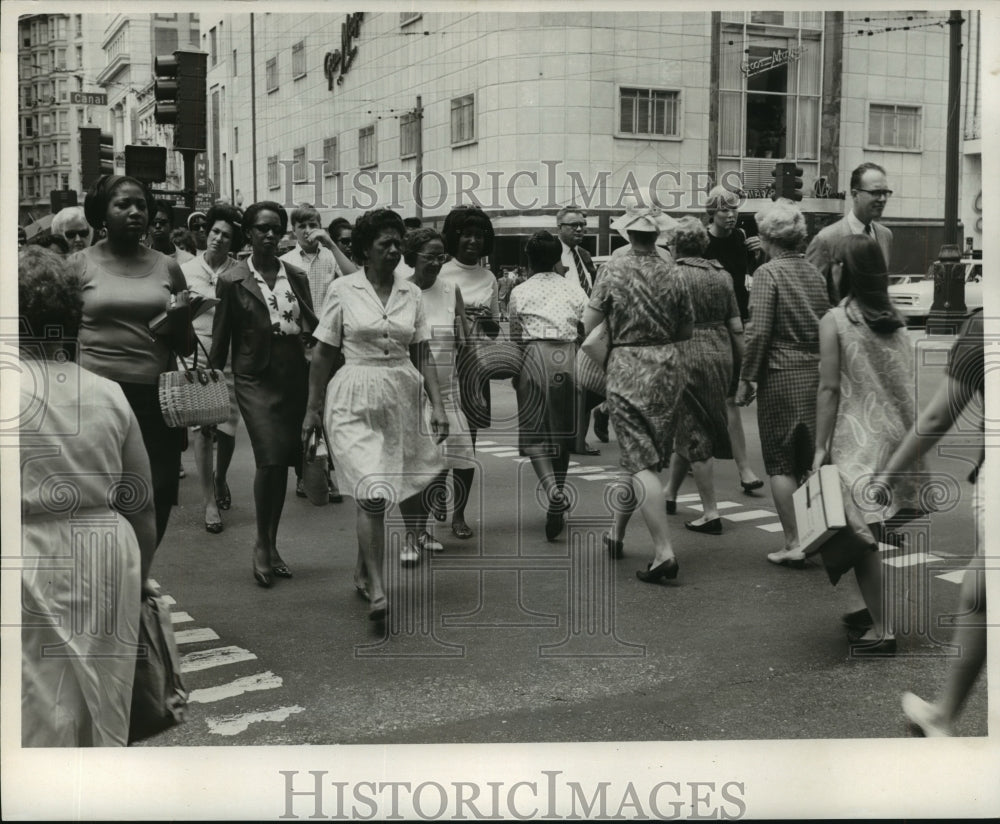 1964 Press Photo A rush-hour crowd in New Orleans, Louisiana - noa7849 ...