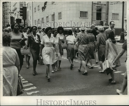 1964 Press Photo A rush-hour crowd in New Orleans, Louisiana - noa78494-Historic Images