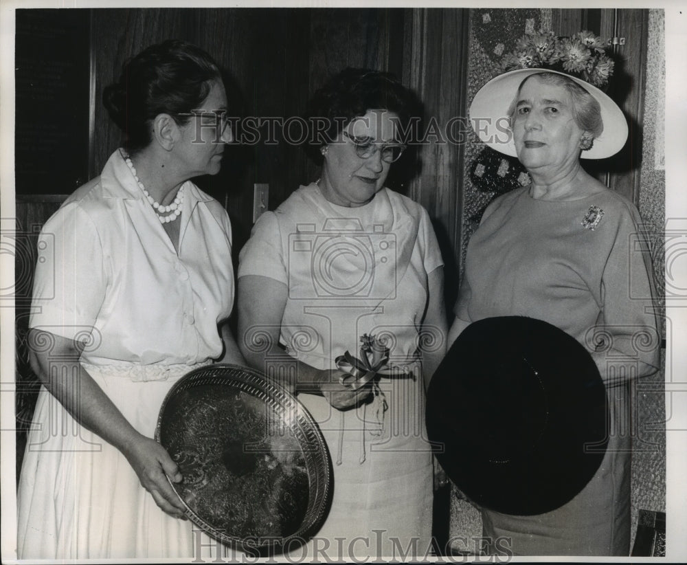 1964 Press Photo Mrs. Clinton J. Cucullu with Garden Club Members at Event - Historic Images