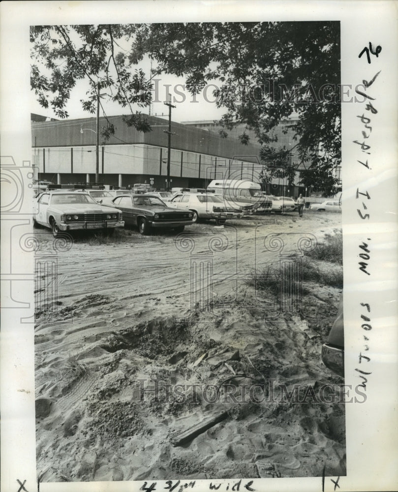 1976 Press Photo Parking lot of Criminal District Court - noa78823 - Historic Images