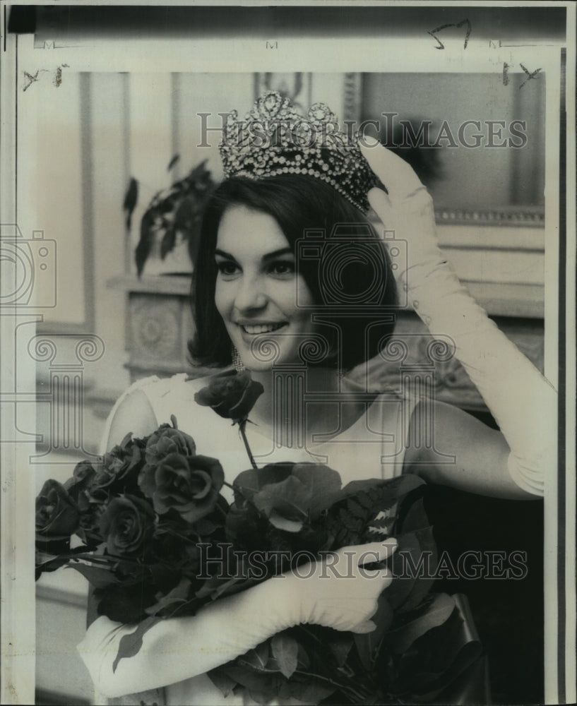 1967 Press Photo Alanna Crimmins crowned Miss Wool of America from Oklahoma - Historic Images