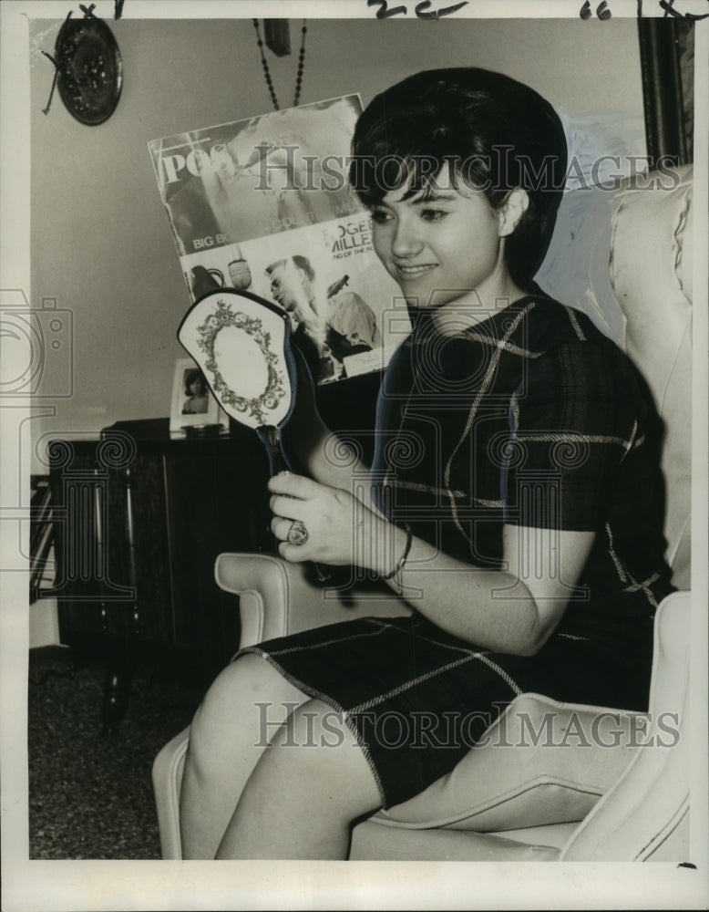 1966 Press Photo Jean Anne Crisp of Ponea City shown reading using a mirror - Historic Images