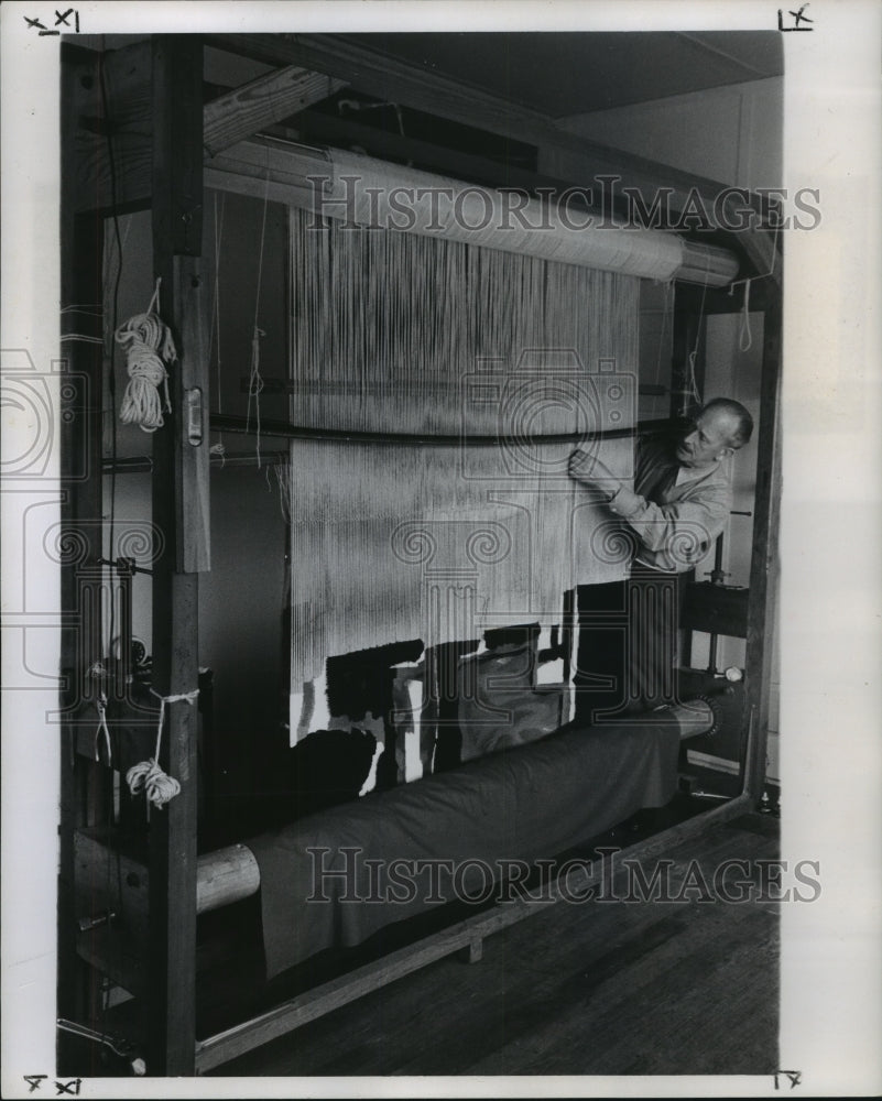 1961 Press Photo Cruickshank of Scotland adjusts reed which separates the warps - Historic Images