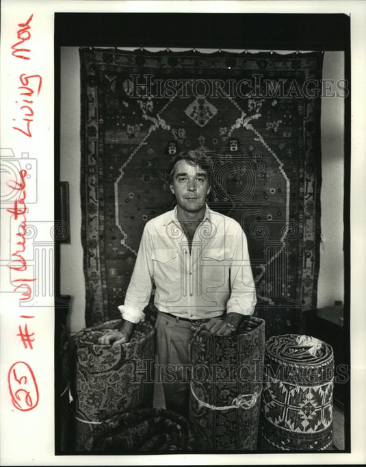 1985 Press Photo Stephen Croft with oriental rugs at his Chartres Street shop - Historic Images