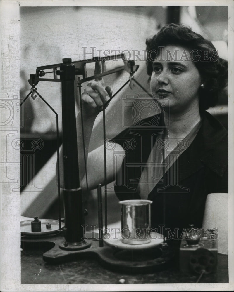 1962 Winnifred Crow works in physics laboratory at Tulane University - Historic Images