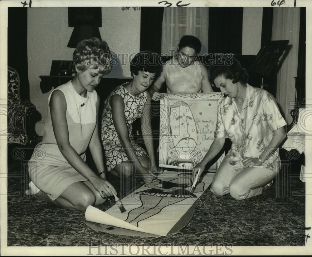 1968 Press Photo Members of Phi Mu Sorority work on decorations for a party - Historic Images