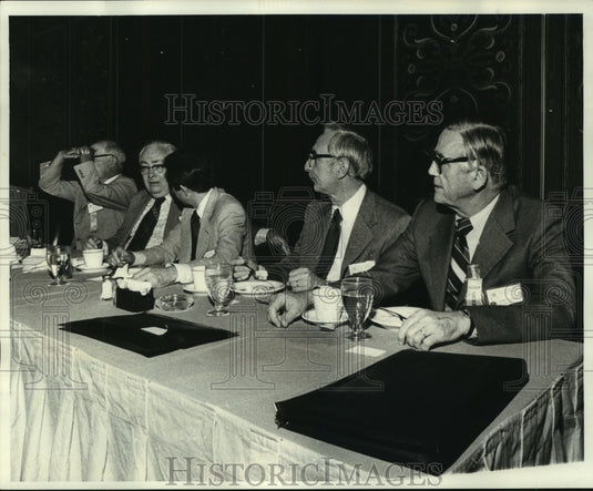1977 Press Photo APME managing editors wait for dancing girls at lunch - Historic Images