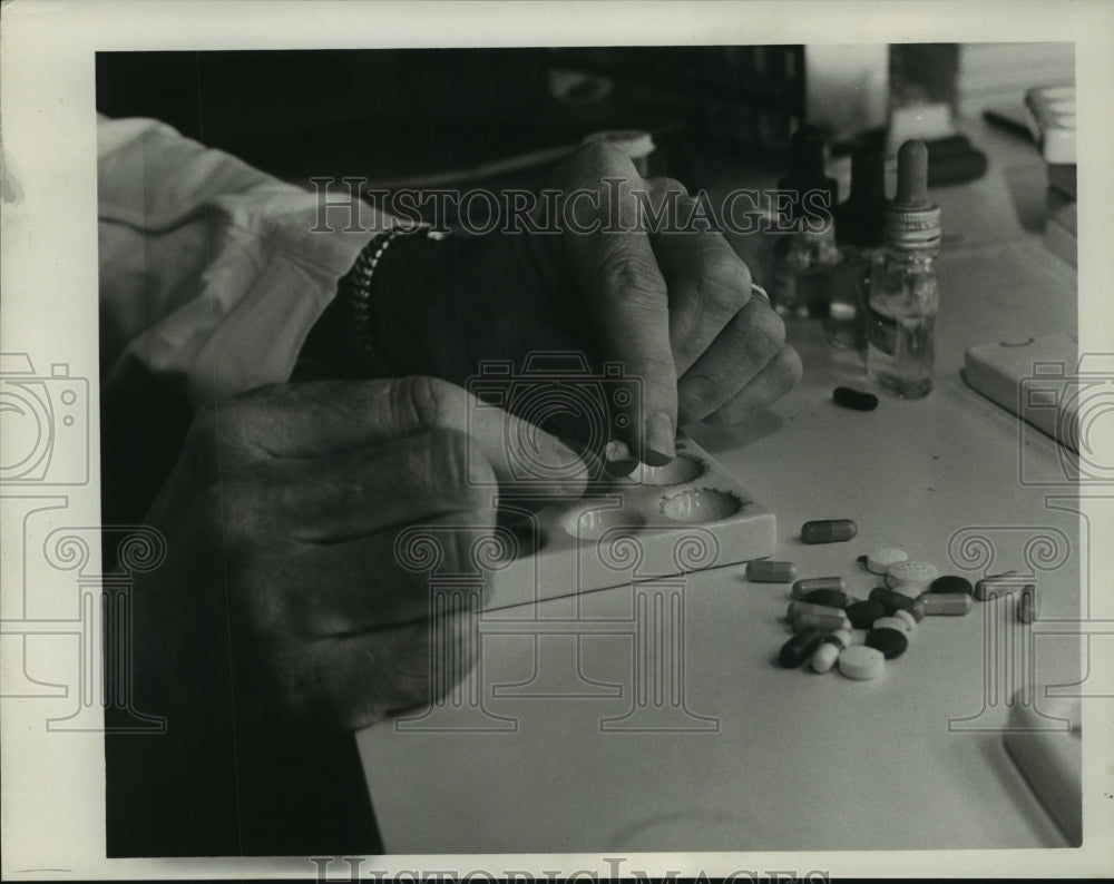 1963 Press Photo Pills Investigated at the Coroner&#39;s Office in Orleans Parish - Historic Images