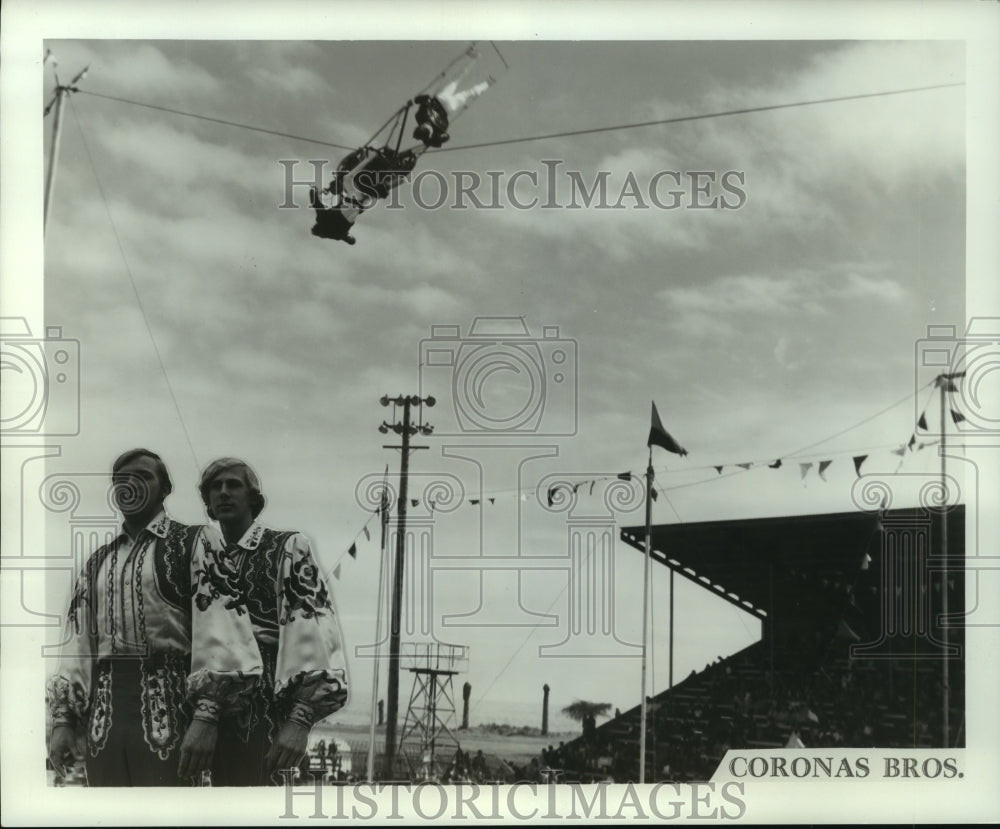 1971 Press Photo Corona Brothers Performing on the High Wire at Circus - Historic Images