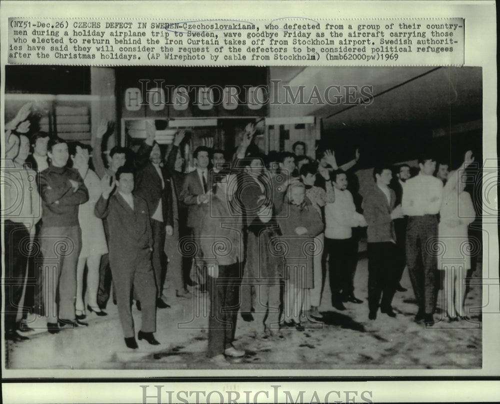 1969 Press Photo Czechoslovakians defect in Sweden after Holiday Trip, wave Bye - Historic Images