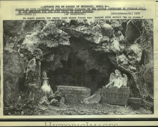 1971 Press Photo An angel guards the empty tomb where Jesus was buried - Historic Images