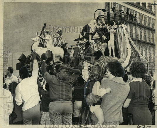 1966 Press Photo Arrival of Santa Claus at the Christmas parade. - noa79811 - Historic Images