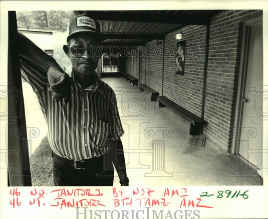 1986 Press Photo Janitor Ed Cross in the Halls of Abney Elementary School - Historic Images