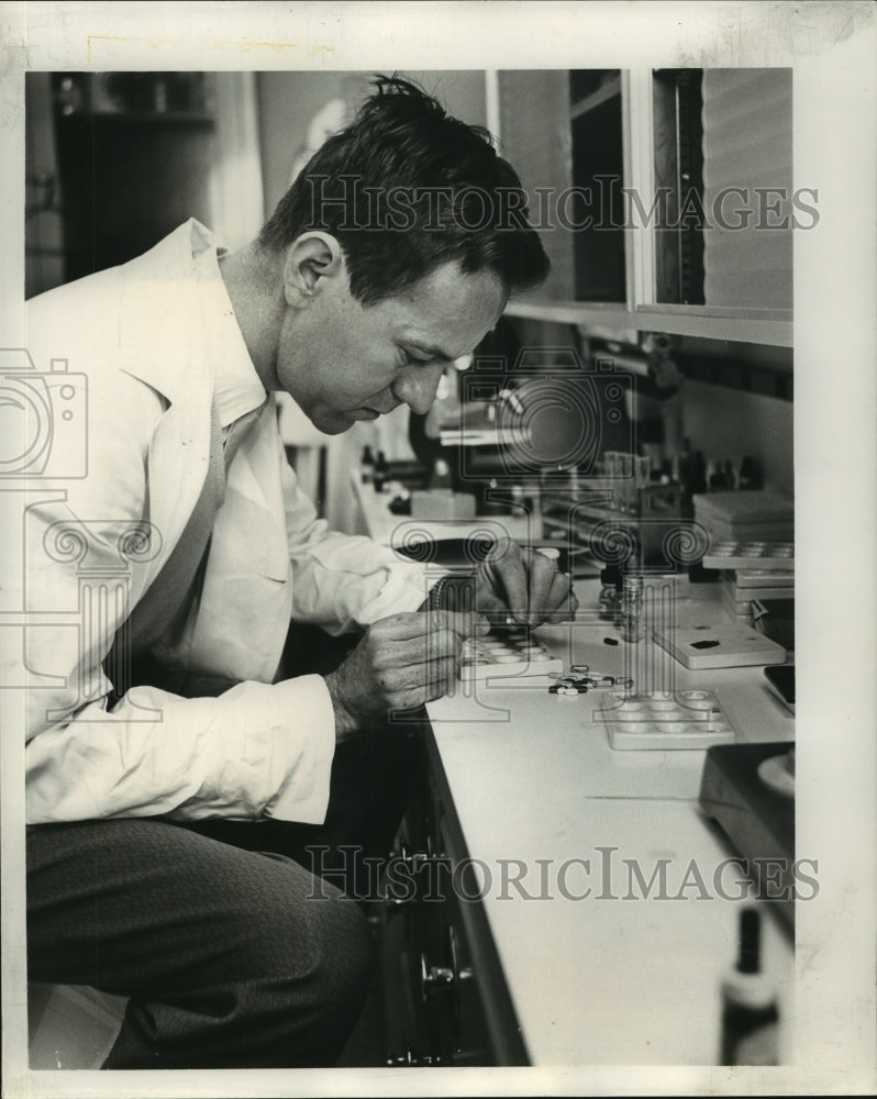 1963 Press Photo John Koch readies tests at Coroners Office in Orleans Parish - Historic Images