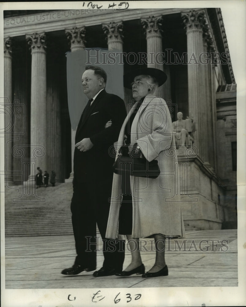 1965 Press Photo Loyola University Law Professor DeVan D. Daggett - noa80202 - Historic Images