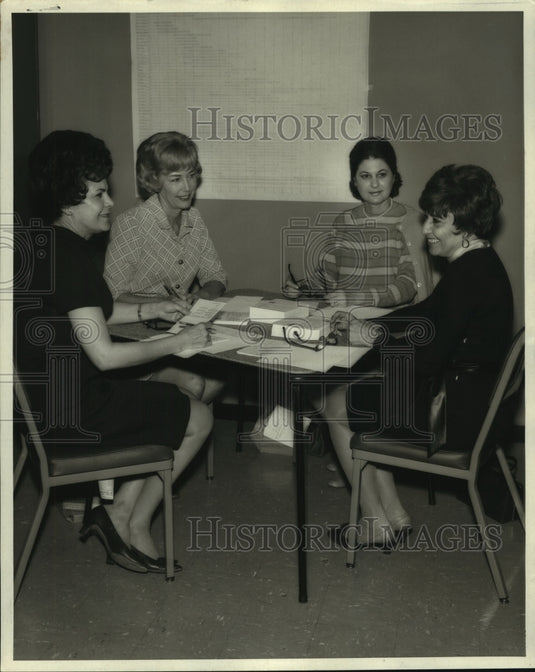 1969 Press Photo Members of the Metairie Women's Club at East Jefferson Hospital - Historic Images