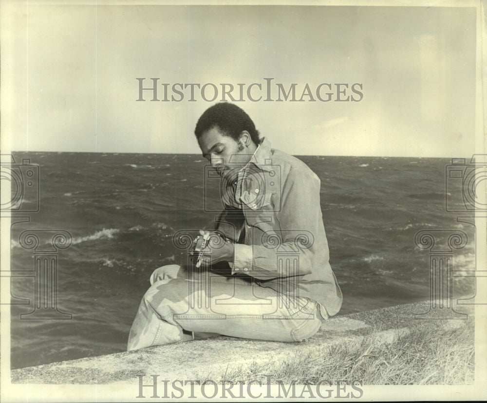 1972 Press Photo Xavier University Student Kevin Crawford strums his guitar - Historic Images