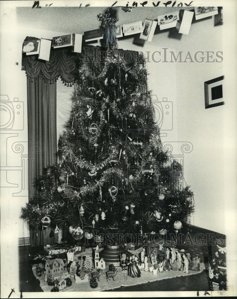 1970 Press Photo Decorated Christmas tree with nativity scene - noa80649 - Historic Images