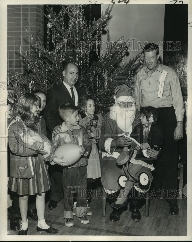 1962 Press Photo Santa Claus, youngsters and others at Jefferson playground-Historic Images