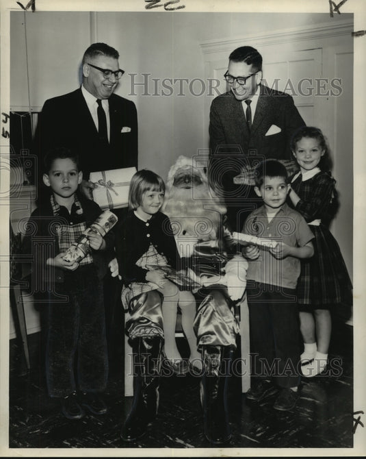 1962 Press Photo Santa, children and others at 49th annual Christmas Tree party.-Historic Images