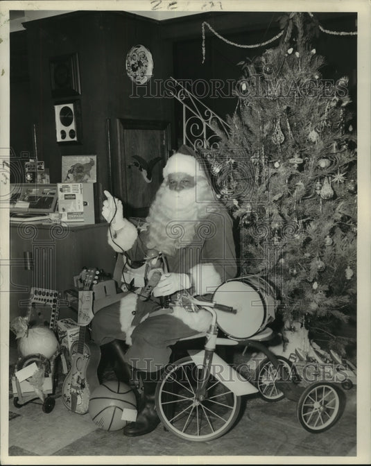 1962 Press Photo Margaret Haughery Club's Christmas Gifts with Santa Claus - Historic Images