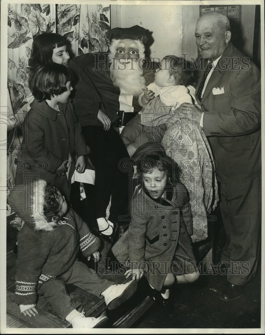 1963 Press Photo Youngsters during Christmas Party by 8th Ward Association - Historic Images
