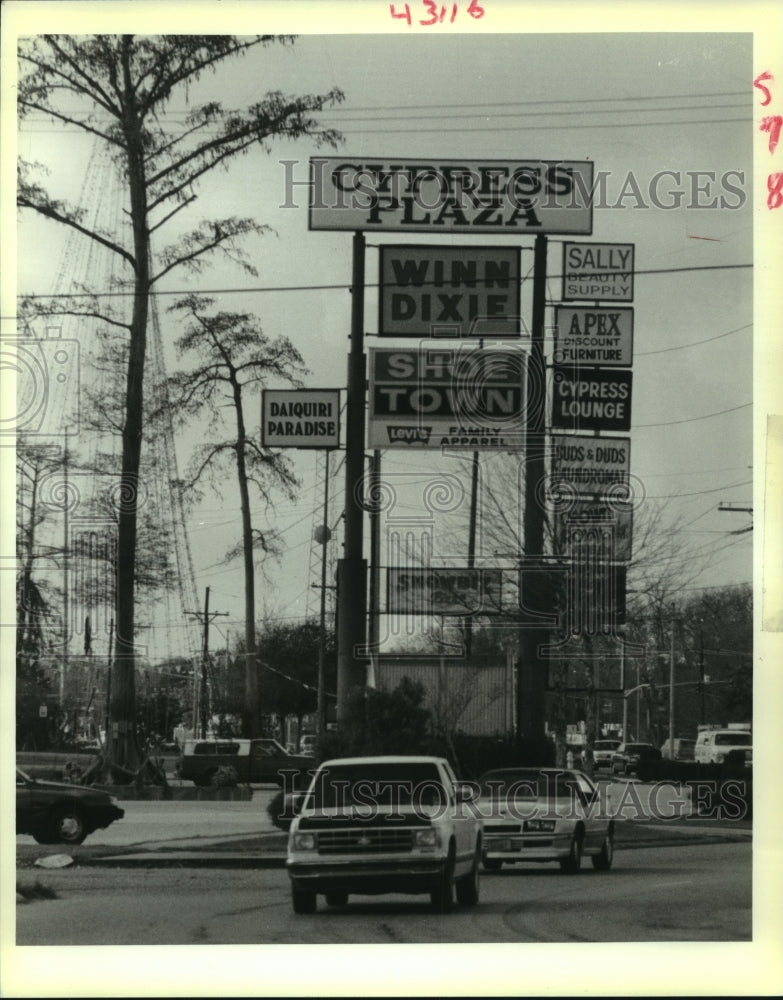 1989 Press Photo Cypress Plaza Shopping Center sign must come down - Historic Images