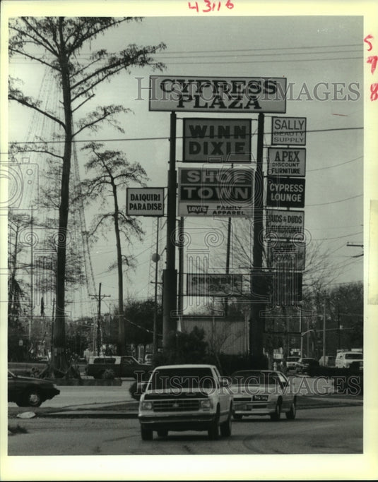 1989 Press Photo Cypress Plaza Shopping Center sign must come down - Historic Images