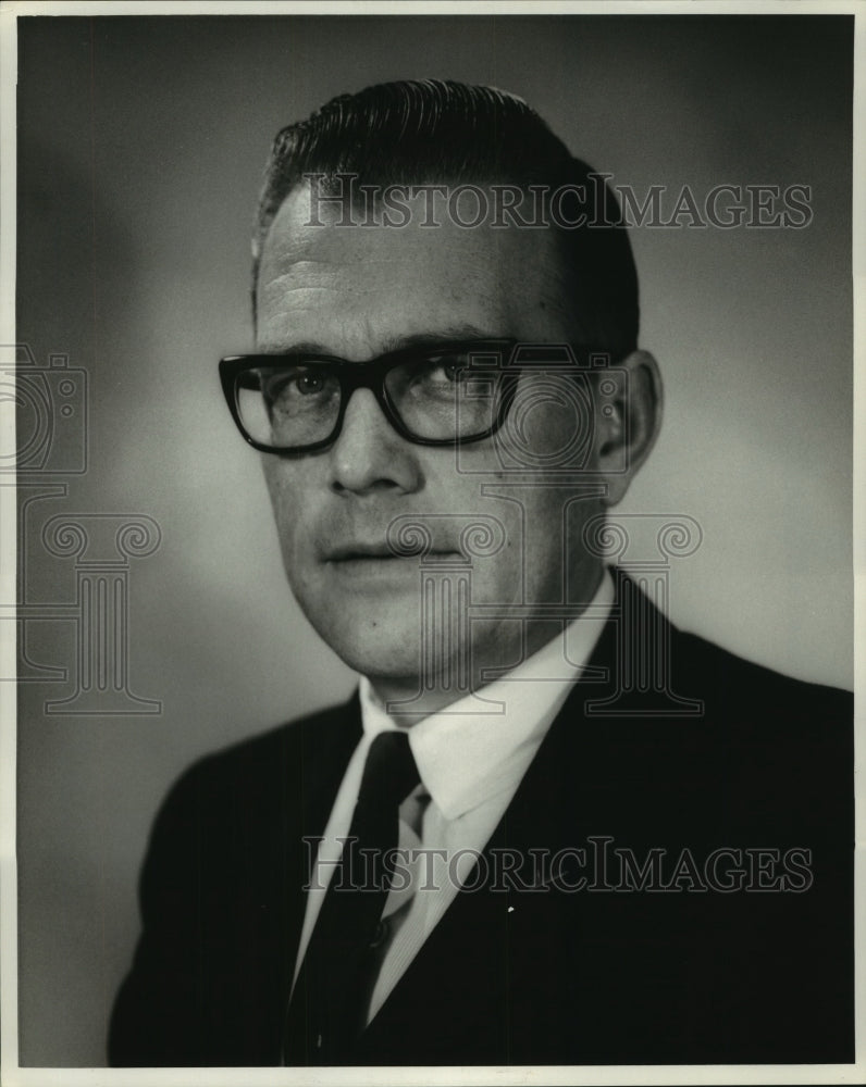 1969 Press Photo Wilton Dahlquist, Purchasing Manager for Kaiser Corporation - Historic Images