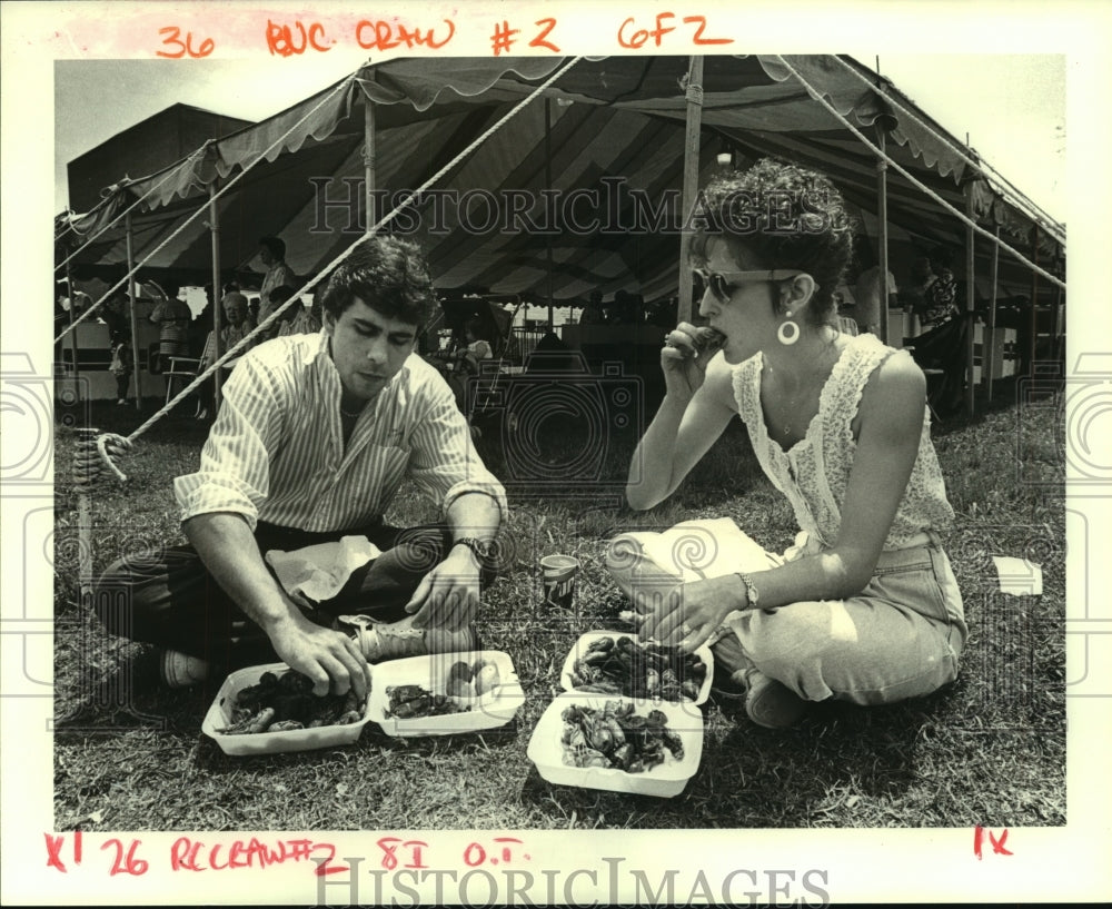 1988 Press Photo Andre Prevost, Brenda Groetsch try crawfish at LA Crawfish Fest - Historic Images