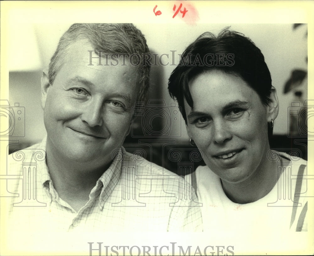 1986 Press Photo Bob and Emily Cronin tell Gallery about &quot;night, Mother&quot; at CAC - Historic Images