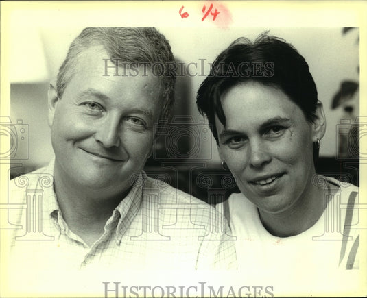 1986 Press Photo Bob and Emily Cronin tell Gallery about "night, Mother" at CAC - Historic Images