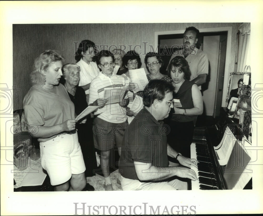 1994 Press Photo Croatian Choir rehearsal with Daryl Chauvin on piano - Historic Images