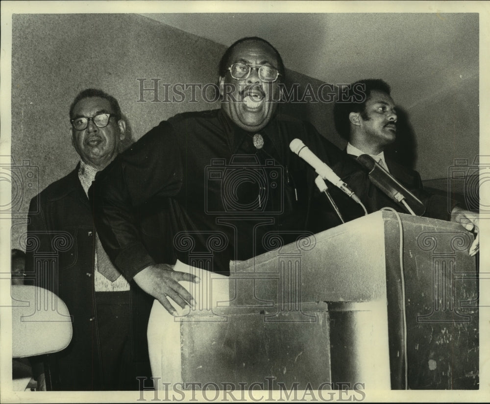 1977 Press Photo Wilfred Doliet Sr., ILA president speaks with members - Historic Images