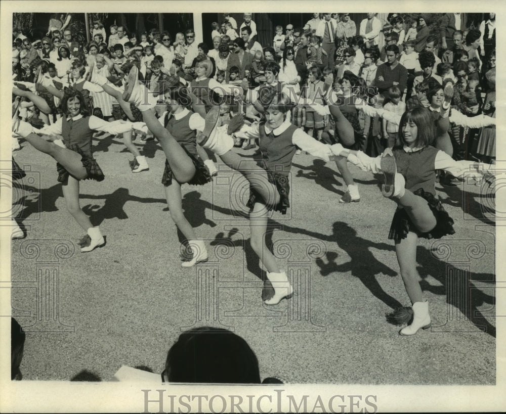 1970 Press Photo Dancers in Christmas Parade on Canal Street. - Historic Images