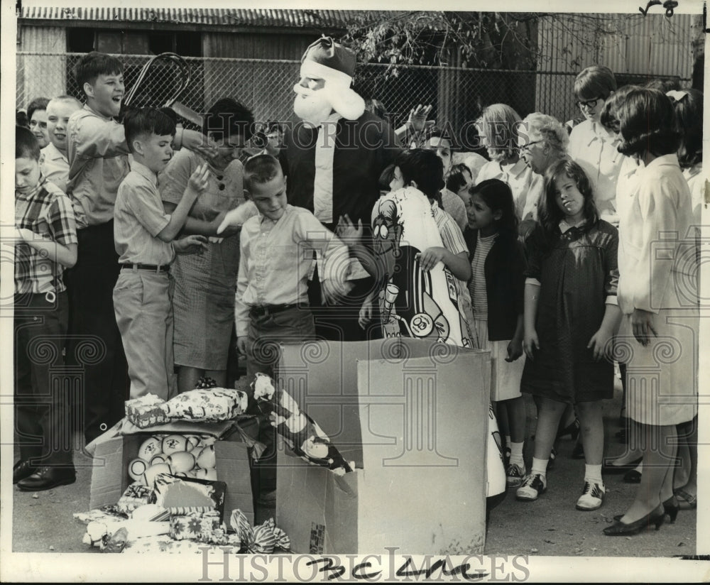 1967 Louise Davis School Christmas Party sponsored by LSU students - Historic Images