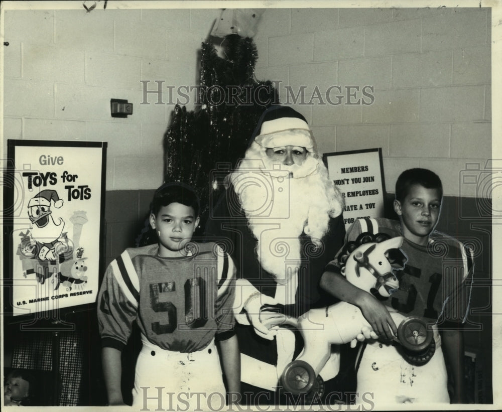 1967 Press Photo Santa with football players to compete in Toys for Tots Bowl - Historic Images