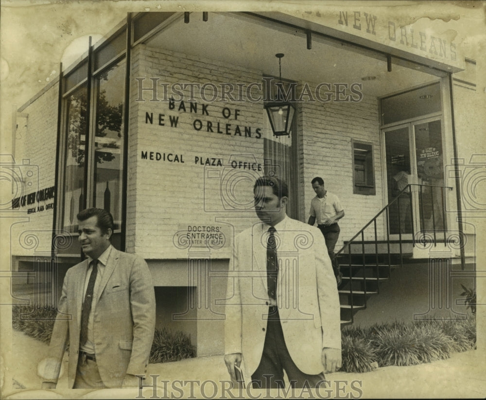 1969 Richard Hunter &amp; Peter Dale after holdup at Bank of New Orleans - Historic Images