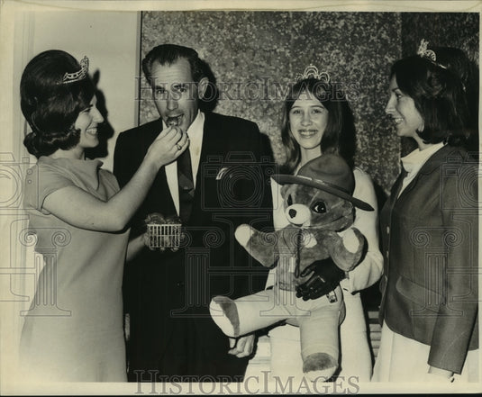 1967 Press Photo Patricia "Pat" Curtis, Forestry Queen with Futurama Queens - Historic Images