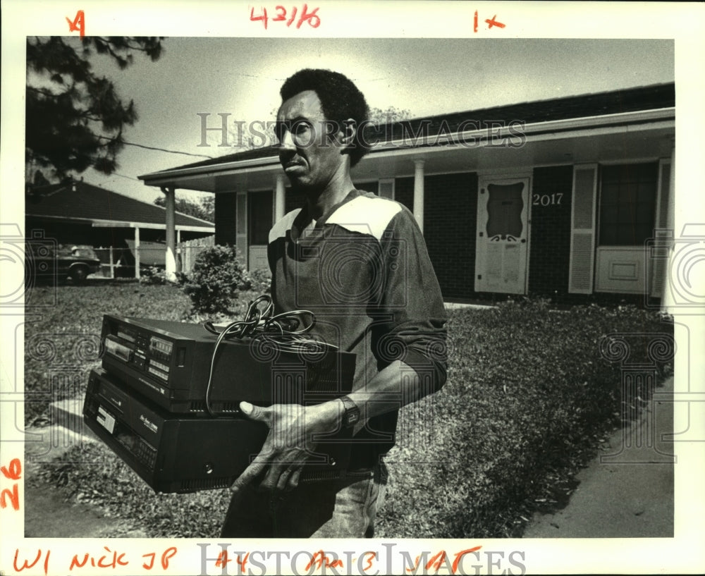 1987 Press Photo Robert Hickman with video recorders from Nunio Cusimano&#39;s home - Historic Images