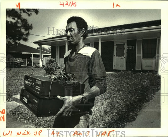 1987 Press Photo Robert Hickman with video recorders from Nunio Cusimano's home - Historic Images