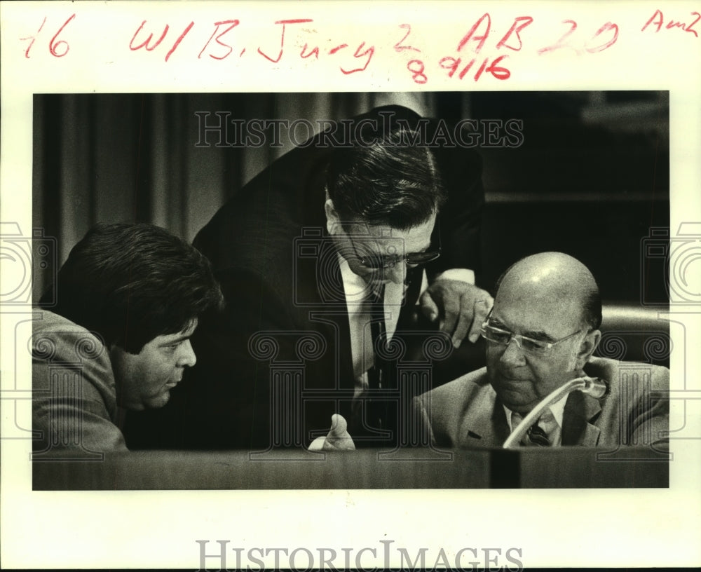 1985 Press Photo Police Jurors examine photos of sewer problems - noa81820 - Historic Images