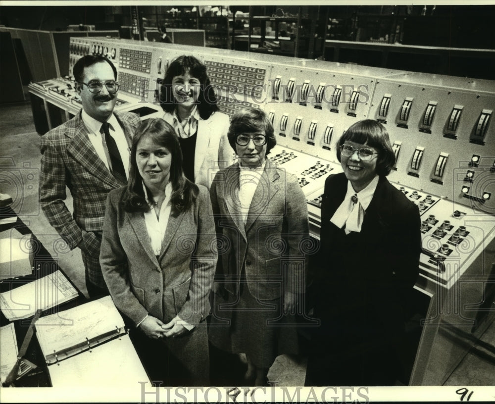 1982 Press Photo TANO vice president Michael Cushman and project managers - Historic Images