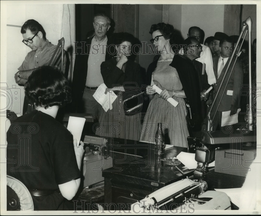 1962 Press Photo Miss Edith Roth, Administrative Aide at Customs House Auction - Historic Images