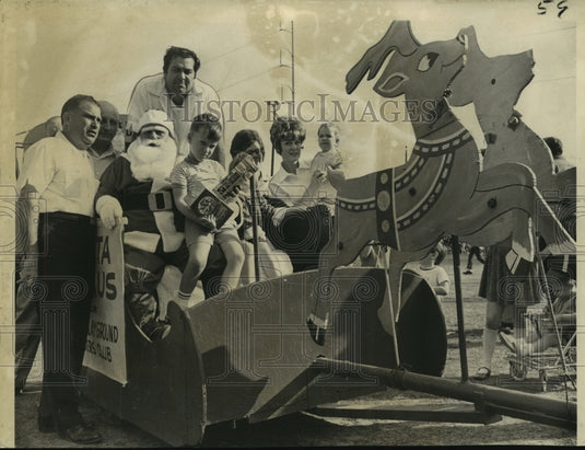 1970 Press Photo Children with Santa at Wisner Playground Booster Club Party-Historic Images