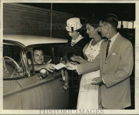 1961 Press Photo Gentilly Women's Club Traffic Safety Committee distribute notes - Historic Images