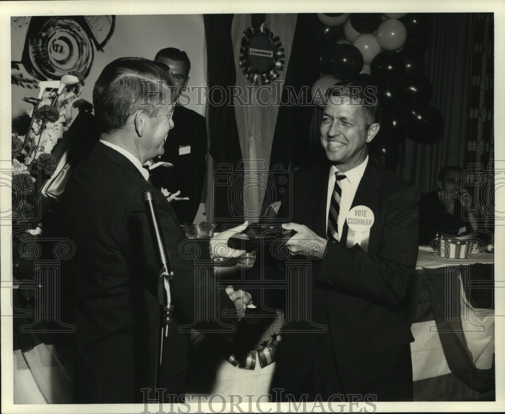 1964 Press Photo Vaughn E. Border presents plaque to Oliver Counce for top sales - Historic Images